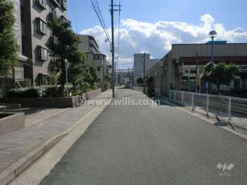 敷地西側の前面道路
