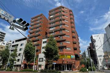 ライオンズマンション鶯谷の外観（南西側から）