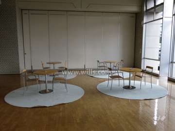 エントランスホールには談話スペースが設けられています。