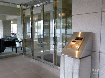 エントランスはオートロック付きです。