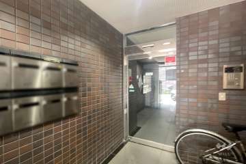 エントランスはオートロック付きです。