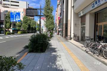 敷地北西側の前面道路（南西側から）