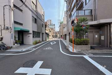 敷地東側の前面道路（北側から）