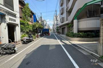敷地北側の前面道路（西側から）