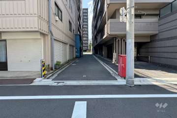 敷地南側の前面道路（東側から）