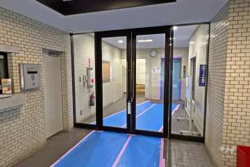 エントランスはオートロック付きです。