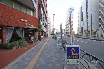 敷地の北東側前面道路(南東側から)
