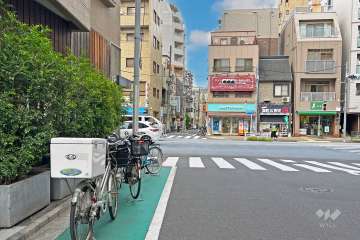 敷地の東側前面道路は駒中通りです（南側から）。