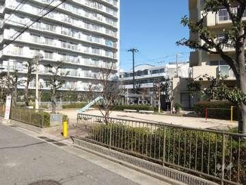 敷地に隣接する広場
