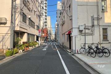 敷地の北側前面道路（西側から）
