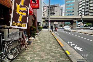 敷地北東側の前面道路（南東側から）