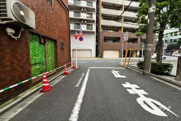 敷地南東側の前面道路（南西側から）