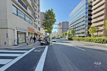敷地の西側前面道路は国際通りです（北側から）。