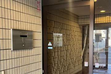 エントランスはオートロック付きです。