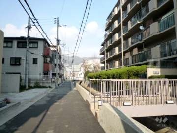 敷地西側の前面道路。