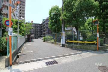 駐車場の出入口。敷地に隣接して『深江小公園』があります。