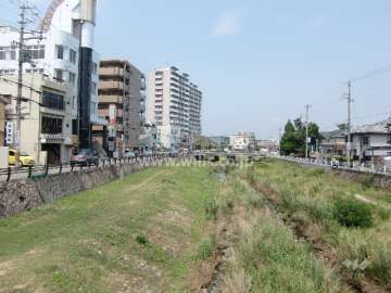敷地南側を仁川に面しています。
