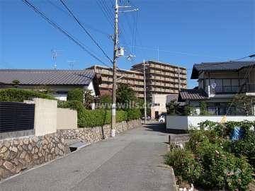 周辺は一戸建てが中心に立ち並ぶ住宅地です。
