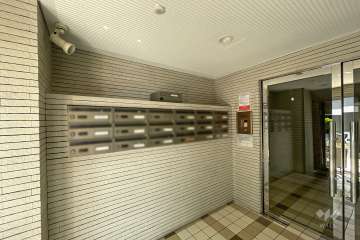 エントランスはオートロック付きです。