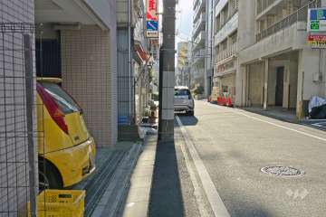 敷地の北側前面道路（東側から）