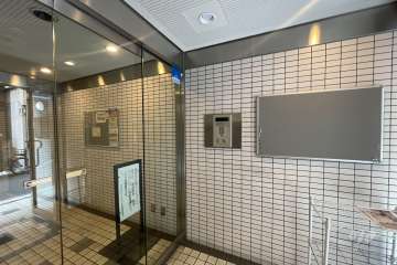 エントランスはオートロック付きです。