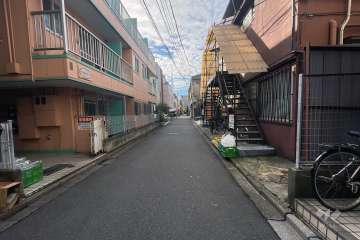 敷地の東側前面道路（北側から）