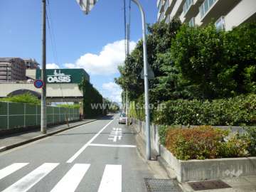 敷地南側の前面道路
