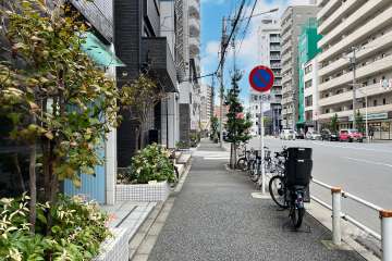 敷地の東側前面道路（南側から）