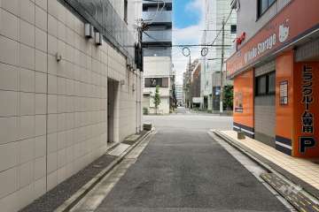 敷地南側の前面道路(西側から)