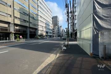 敷地西側の前面道路