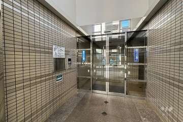 エントランスはオートロック付きです。