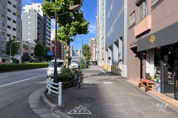 敷地西側の前面道路