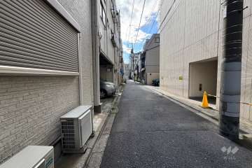 敷地東側の前面道路（北側から）