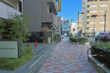 敷地の東側前面道路（南側から）