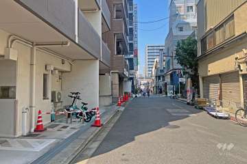 敷地の東側前面道路はオレンジ通りです（南側から）。