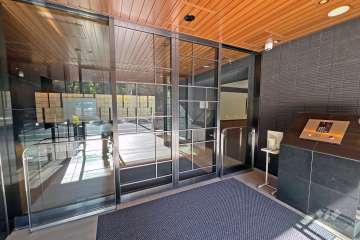 エントランスはオートロック付きです。