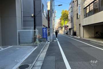 敷地西側の前面道路