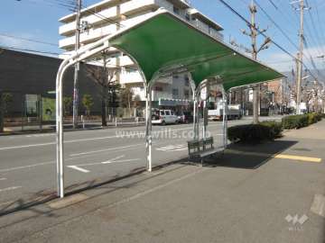 敷地西側の十二間道路沿いに神戸市バス「魚崎中町1丁目」停があります。