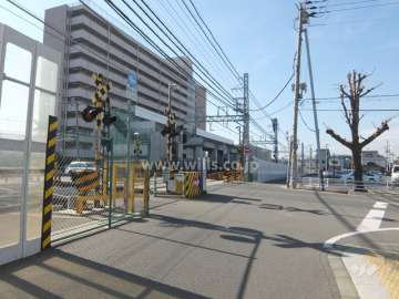 敷地南東側の前面向かいには阪神本線が走っています。
