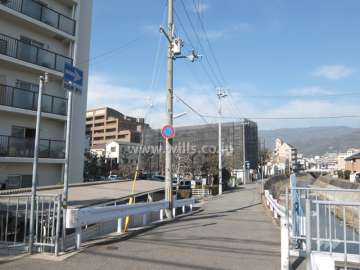 敷地東側の前面道路。向かい側には天上川が流れています。