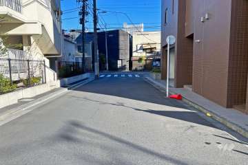 敷地北側の前面道路（西側から）