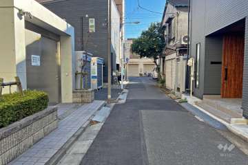 敷地西側の前面道路（北側から）