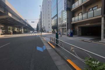敷地の東側前面道路（北側から）