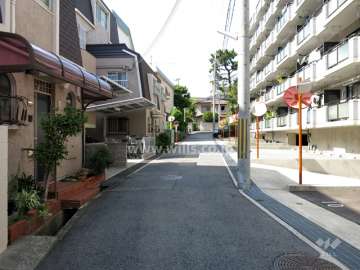 敷地北側の前面道路