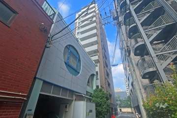 スカイコート上野稲荷町の外観（北東側から）