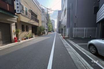 敷地の北側前面道路（西側から）