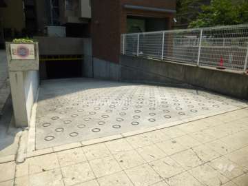 地階にある駐車場へのアプローチ