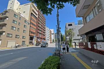 敷地の北側前面道路は春日通りです（西側から）。