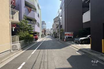 敷地北側の前面道路（西側から）