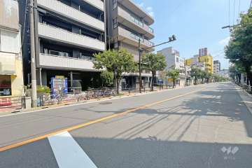 敷地南側の前面道路（西側から）